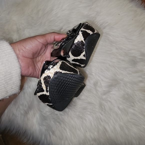 STUART Weitzman clipper giraffe print wedge slides sandals Black white leather - Picture 6 of 11